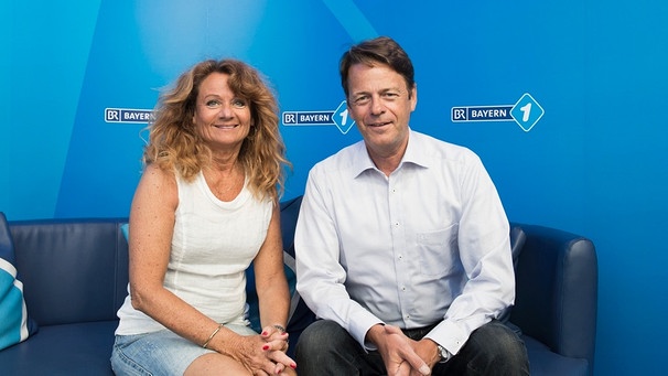 Moderatorin Gabi Fischer mit ihrem Gast Rudi Cerne | Bild: BR/Kimmelzwinger