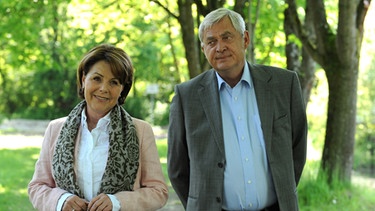 entspannter. Von links: Rosi Brunner (Brigitte Walbrun) und Joseph Brunner (Wilhelm Manske). | Bild: BR / Marco Orlando Pichler