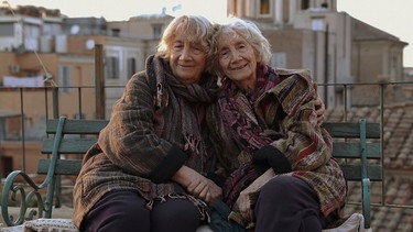 Lorenza und Paola Mazzetti auf ihrer Dachterrasse in Rom | Bild: BR/Cinefattoria/NFP* 