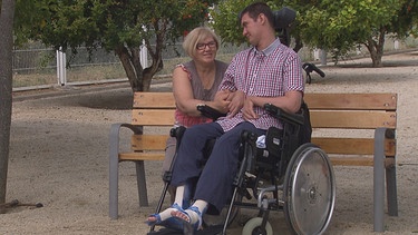 Daniil S. wieder im Leben, aber im Rollstuhl: Mit seiner Mutter im Park | Bild: BR