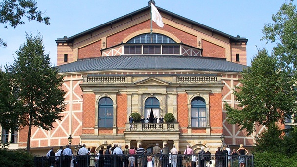 Publikum vor dem Festspielhaus Bayreuth | Bild: Bayreuther Festspiele / Jörg Schulze