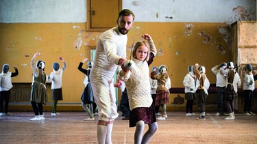 Filmszene aus "The Fencer": Endel Nelis (Märt Avandi) und Marta (Liisa Koppel). | Bild: BR / Kick Film GmbH