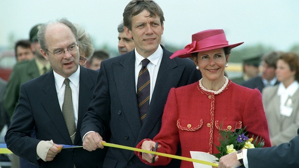 Eröffnung des Münchner Flughafens 1992 mit Königin Silvia von Schweden (r) und dem bayerischen Finanzminister Georg von Waldenfels (M)  | Bild: picture-alliance/dpa
