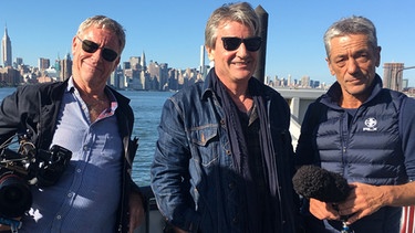 Das Duo rund um den Filmemacher Franz Gernstl vor der Skyline Manhattan. | Bild: megaherz gmbh