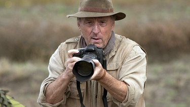 Harry (Günther Maria Halmer) hat seinen Traum verwirklicht. Der erfolgreiche Tierfotograf durchstreift Dschungel und Savannen - doch um seine Gesundheit steht es nicht zum Besten. | Bild: ARD Degeto/BR/Julia von Vietinghoff