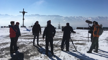 Das Filmteam mit den beiden "Grenzgängern" Sebastian Bezzel und Simon Schwarz am Mittagberg | Bild: BR / Labo M