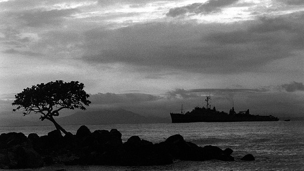 Blick auf das Landungsschiff USS Thomaston, die 1982 während der Operation Ocean Venture vor der Küste ankert. | Bild: BR/NARA (gemeinfrei)