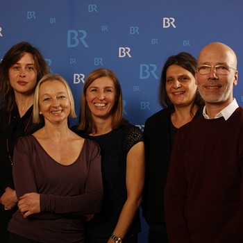 Von links: Susanne Wolff, Uli Putz (Produzentin), Anja Föringer (Produzentin), Claudia Simionescu (PB Spiel-Film-Serie, Bayerischer Rundfunk) und Jakob Claussen (Produzent). | Bild: BR /Gerhard Blank