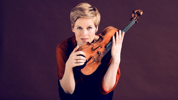 Isabell Faust posiert mit Violine | Bild: Felix Broede