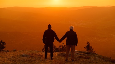 Aaron (Deryl Kenfack) und der alte Mann (Sandro Di Stefano) blicken dem Sonnenaufgang entgegen. | Bild: KFH Media, Kim F. Hertinger/Alexandr Kucherenko