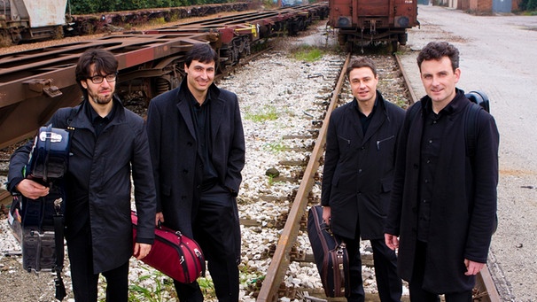 Die vier Mitglieder des Ensembles "Quartetto Prometeo" präsentieren sich auf einem Rangierbahnhof | Bild: BR / Stefano Bottesi