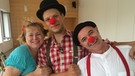 BR-Reporter Nico (Mitte) mit den Klinik-Clowns Luitpold Klassen alias Lupino und Sonja Reichelt alias Gretel. | Bild: BR