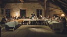 Ludwig Schneider (Andreas Döhler), der Anführer der Freiländer, verteilt beim Abendessen die Suppe. | Bild: BR/Claussen+Putz Filmproduktion GmbH/Hendrik Heiden