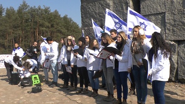 Israelische Schüler gedenken ihrer Vorfahren mit einer Zeremonie. | Bild: BR/Gebrüder Beetz Filmproduktion
