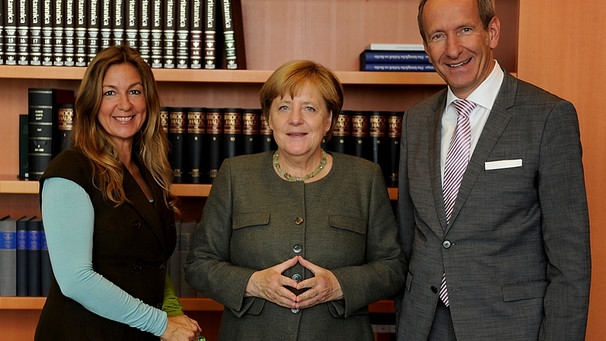 Bayern 3-Moderatorin Christine Rose (links), Bundeskanzlerin Angela Merkel (mitte), und Bayern 1-Moderator Tilmann Schöberl (rechts)  | Bild: BR/Stefanie Wermter