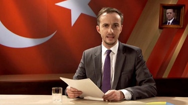 Jan Böhmermann vor einer türkischen Flagge | Bild: ZDF Neo