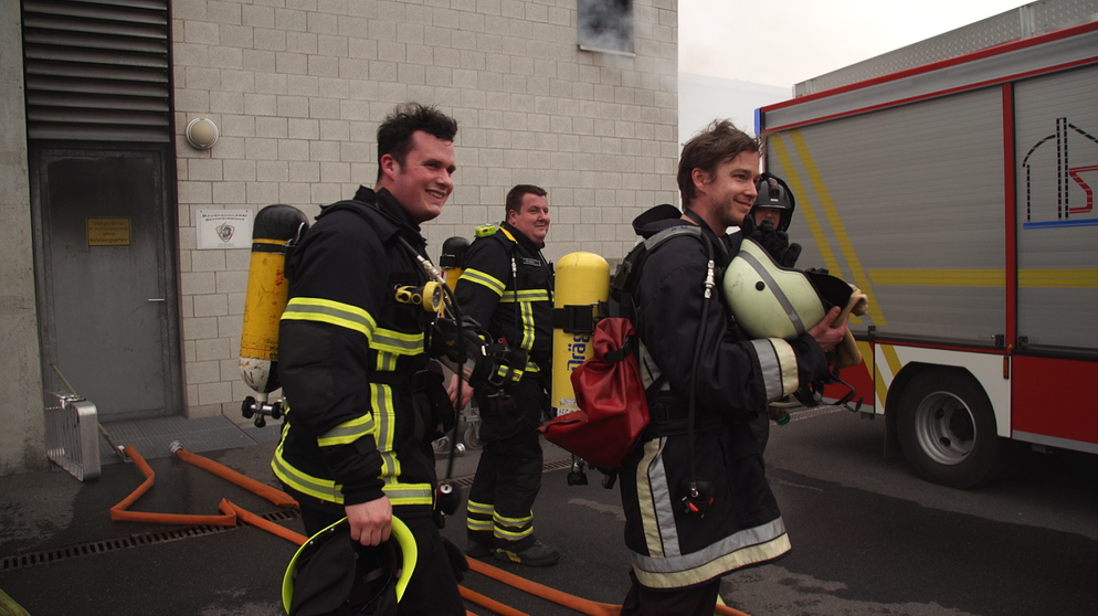 Reporter Michael Bartlewski bei der Feuerwehr | Bild: BR