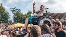 Die Fans müssen gar nicht groß angefeuert werden, sie feiern die Giant Rooks auch so und tragen einen Rollstuhlfahrer über ihre Köpfe Richtung Bühne. | Bild: BR/Fabian Stoffers