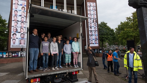 Nach dem Flüchtlingsdrama mit 71 erstickten Flüchtlingen auf der österreichischen Autobahn startet das Schauspielhaus Bochum eine Mahnaktion | Bild: picture-alliance/dpa