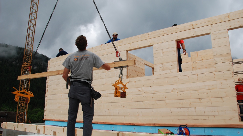 Die Frage on3-radio // Neuer Beruf - besseres Leben? on3-Reporter Basti versucht sich als Zimmerer auf einer Holzhaus-Baustelle im Chiemgau | Bild: Sebastian Nachbar