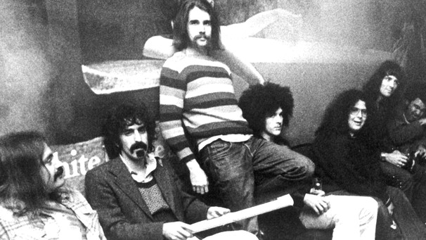 Der amerikanische Musiker und Komponist Frank Zappa (2.v.l.) und seine Band Mothers of Invention während einer Pressekonferenz am 4. Dezember 1970 im Hamburger Underground-Kino "Abaton". Die Rockgruppe begann an diesem Tag in Hamburg ihre Europatournee. | Bild: Rauschnigk/ dpa