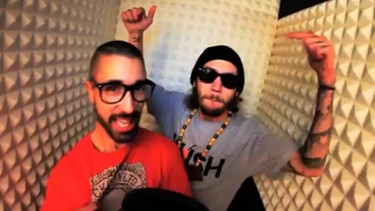 Die Regensurger Rapper Liquid ud Bou im Video zu "Mach doch dein Polt Remix" | Bild: Screenshot/ on3