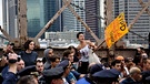 Demonstranten am 01.10.2011 auf der Brooklyn Bridge in New York. Bei einer Kundgebung in New York gegen zunehmende Armut und die Macht der Banken hat die Polizei mehr als 700 Demonstranten festgenommen. Das berichtete die Zeitung «New York Times». Zu dem Einsatz am Samstag sei es wegen der Behinderung des Straßenverkehrs auf der Brooklyn Bridge gekommen, sagte Polizeisprecher Paul Browne dem Blatt. Der Demonstrationszug mit rund 1500 Teilnehmern war Teil der Protestaktion «Occupy Wall Street» («Besetzt die Wall Street»), mit der Aktivisten seit zwei Wochen im Finanzdistrikt im Süden Manhattans gegen Ungerechtigkeiten im Wirtschaftssystem protestieren. Foto: Stanley Rogouski dpa | Bild: Stanley Rogouski