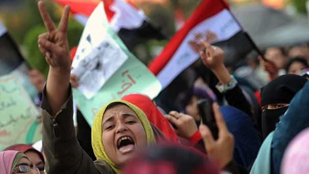 Frauen demonstrieren am Dienstag (08.02.2011) auf dem Tahrir-Platz in Kairo in einer seperaten Gruppe, um nicht mit Männern in Kontakt zu kommen. Die Massenproteste gegen den ägyptischen Präsidenten Mubarak sind am Dienstag in die dritte Woche (08.02.) gegangen.  Foto: Hannibal dpa  +++(c) dpa - Bildfunk+++ | Bild: Hannibal Hanschke