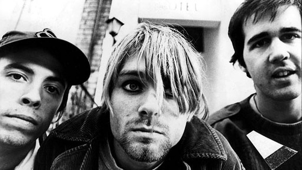 Die Mitglieder der US-amerikanischen Grunge-Ikone Nirvana, (l-r) Dave Grohl, Kurt Cobain und Krist Novoselic, aufgenommen im Oktober 1990 in London. (ACHTUNG: Nur zu redaktioneller Verwendung). Foto: Martyn Goodacre  +++(c) dpa - Report+++ +++(c) dpa - Report+++ | Bild: picture-alliance/ dpa