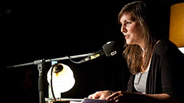 Sonja Heim, Autorin der on3-Lesereihe 2011 in Würzburg im Cairo | Bild: BR / Matthias Kestel