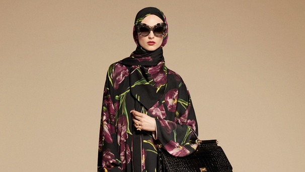 Die Modebranche entdeckt das Geschäft mit muslimischen Kundinnen - hier ein Outfit von Dolce & Gabbana. | Bild: picture-alliance/dpa