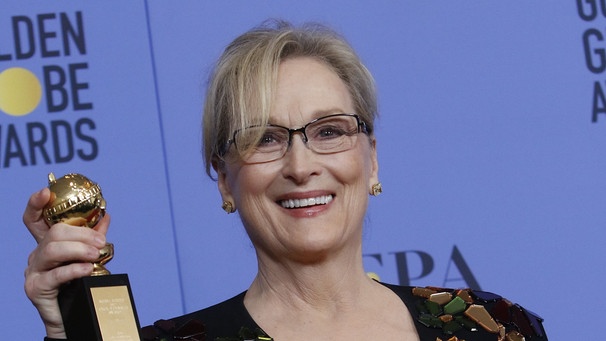 Meryl Streep hält einen Golden Globe in der Hand | Bild: picture-alliance/dpa