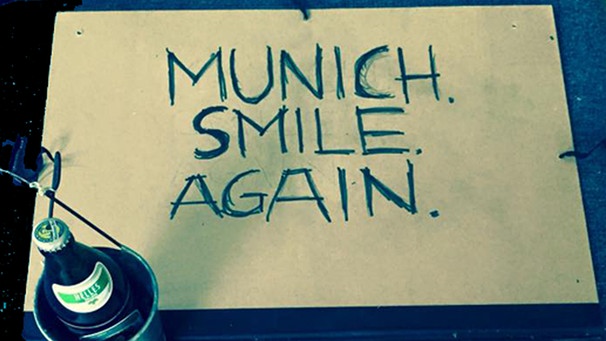 Plakat: Munich. Smile. Again | Bild: facebook.com/ BlackRebellMotorSoccerClub
