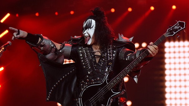 Gene Simmons von Kiss - Markenzeichen: Teufelshand | Bild: dpa/picture-alliance
