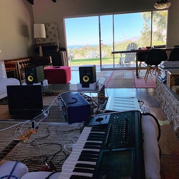RIP to all this gear (and someone’s beautiful house) in Malibu. I made it out with my laptop and the Hofner. My heart breaks for the wildlife😞 | Bild: tameimpala (via Instagram)