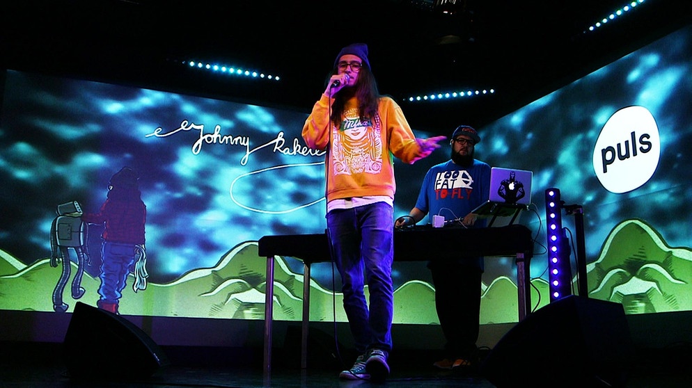 Der Fürther Rapper Johnny Rakete performt sienen Song "42" im PULS Studio, komplett mit Nerd-Brille und Mütze. | Bild: BR