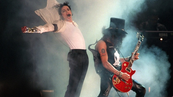 Michael Jackson zusammen mit Gitarrist Slash auf der Bühne | Bild: picture-alliance/dpa