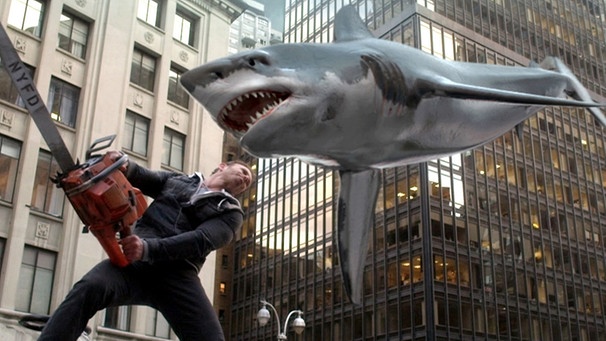 Fin (Ian Ziering) nimmt in einer Szene des Films «Sharknado 2» erneut den Kampf gegen die herumfliegenden Haie auf (undatierte Filmszene). Dieser Film ist wie ein Autounfall - man kann einfach nicht wegsehen.  | Bild: picture alliance