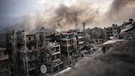 Rauch über den Gebäuden im Saif al Dawle Bezirk in Aleppo Syrien | Bild: picture alliance