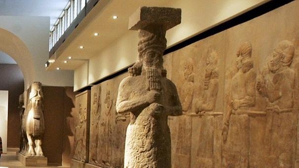 Geschichte der Schönheit: Assyrer: Geflochtene Bärte sind der Trend. Statue im irakischen Nationalmuseum. | Bild: Faleh Kheiber/picture-alliance/dpa