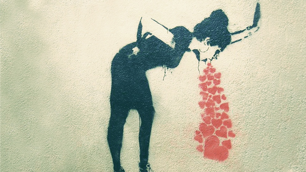 Graffiti einer Frau, die sich an einer Wand abstützt und rote Herzen kotzt. | Bild: Screenshot/ Collage: BR