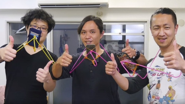 Die japanischen Erfinder des DIY-Handyhalters | Bild: Screenshot YouTube /RocketNews24