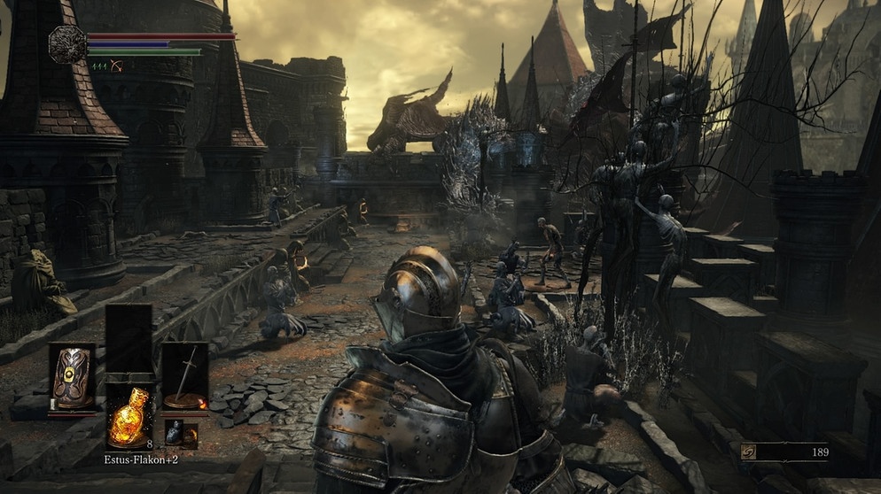 Screenshots von einer Burganlage mit Ritter | Bild: Bandai Namco