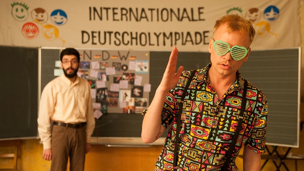 Robert Stadlober als Kulturvermittler in einer Szene aus der Comedy-Serie "Das Institut" von Magenta TV und Bayerischer Rundfunk. | Bild: BR