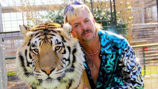 Tiger King Joe Exotic mit einem seiner Tiger in der Netflix-Dokumentation "Großkatzen und ihre Raubtiere"  | Bild: NETFLIX