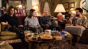 Die ganze Familie Hassan in einer Szene aus der Starzplay/Hulu-Serie "Ramy". | Bild: Starzplay/Hulu