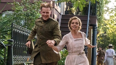 Ella und der Soldat F. Scott Fitzgerald in ihrer Südstaatenheimat. | Bild: Amazon Studios