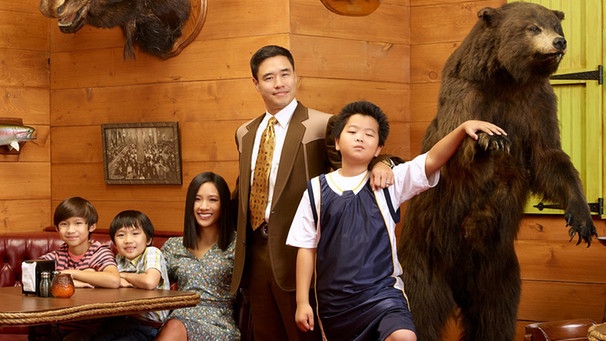 Familie Huang posiert im Restaurant neben einem Bär in der Serie "Fresh Off The Boat". | Bild: ABC/ProSieben