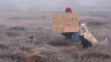 Diane McEachern mit "Occupy the Tundra"-Schild | Bild: Diane McEachern