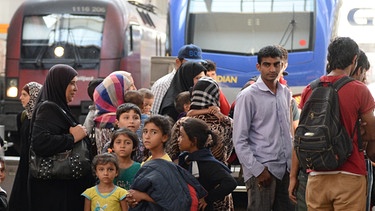 Flüchtlinge am Münchner Hauptbahnhof | Bild: Andreas Gebert/picture-alliance/dpa